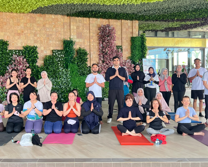 Yoga bersama Konsulat India kota Medan di Premium Office Tower Podomoro City Deli Medan